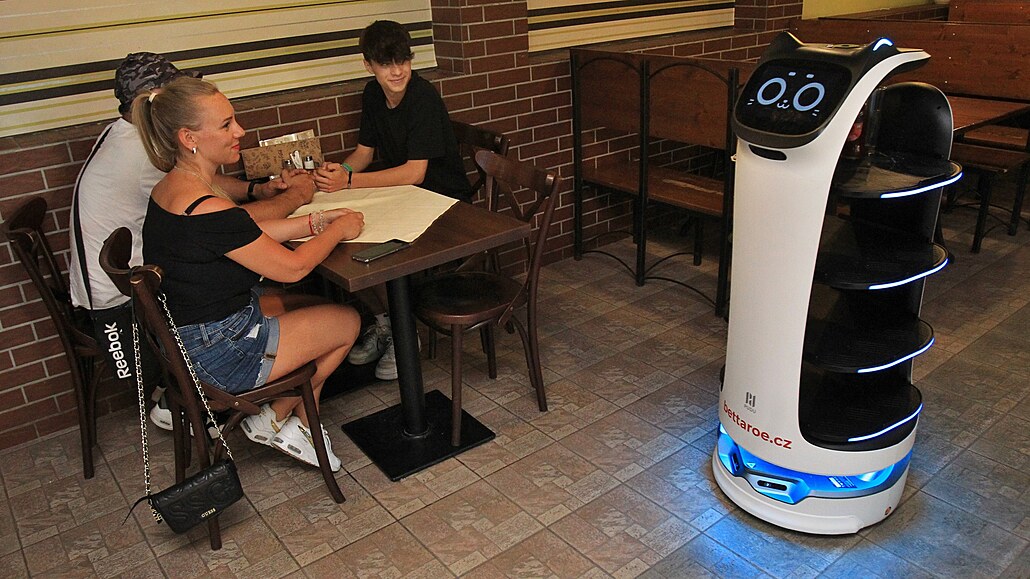 Robotický íník obsluhuje hosty v restauraci v centru Orlové na Karvinsku.