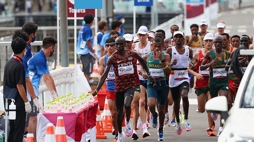 Momentka z maratonu na olympijských hrách v Tokiu