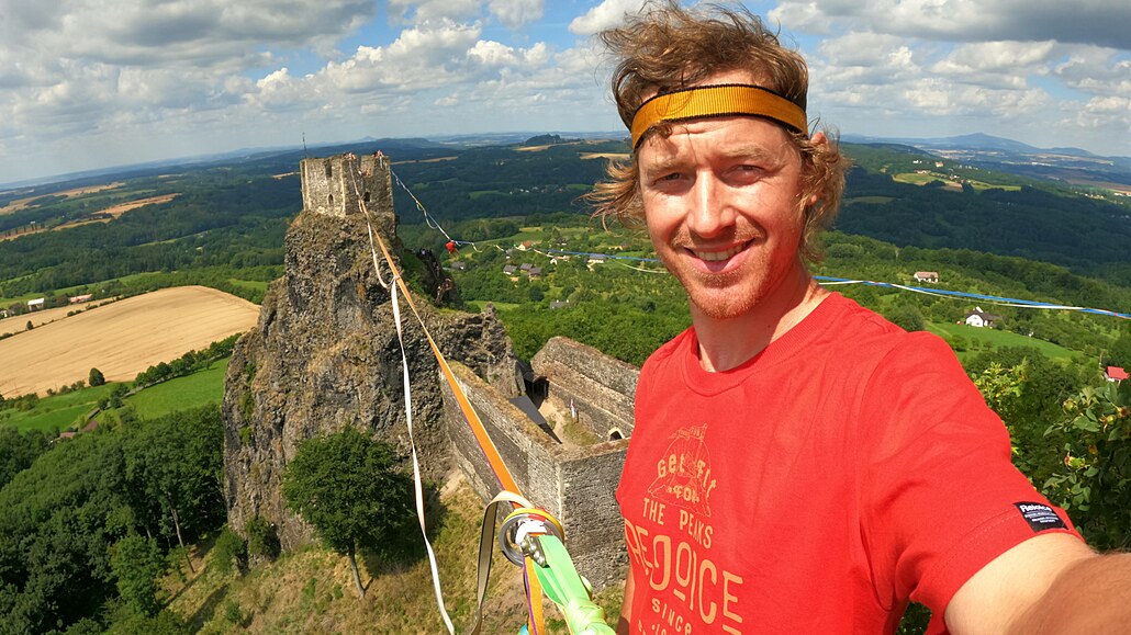Balancování na lan u zíceniny hradu Trosky