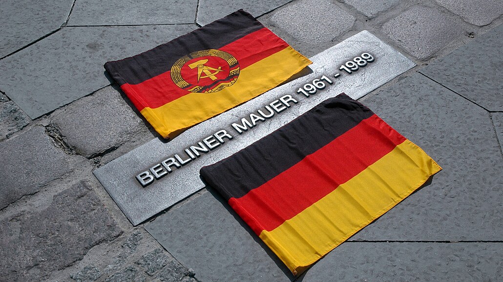 Vlajka NDR a Nmecka v Bernauer Strasse na míst, kde stála Berlínská ze.