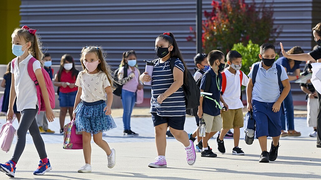 Žáci základní školy v Kalifornii se vrací do školy. /(12. srpna 2021)