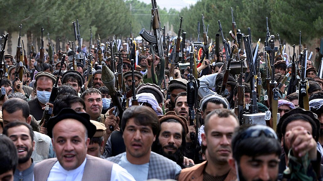 Afghánští muži demonstrují připravenosti pomoci armádě v boji proti Tálibánu...