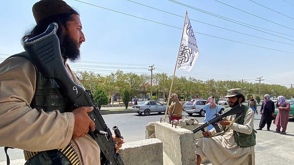 Tálibánští bojovníci před ministerstvem vnitra v Kábulu (17. srpna 2021)