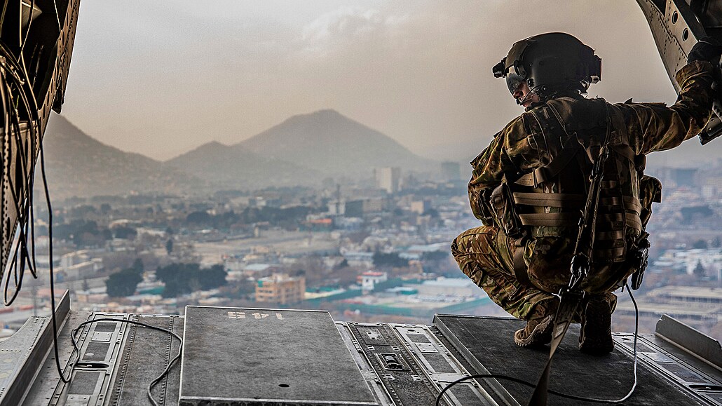 Americký voják zařazený do 10. horské divize při letu nad afghánským Kábulem....