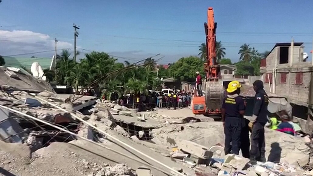 Na Haiti odklízejí trosky