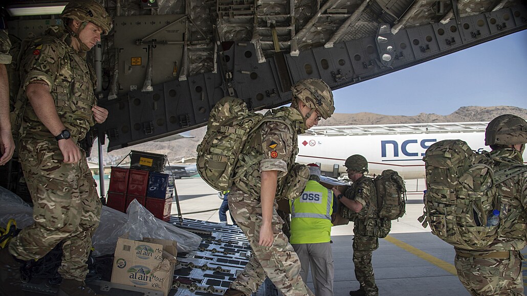 Britští vojáci nasazení do evakuační operace v Kábulu (15. srpna 2021)