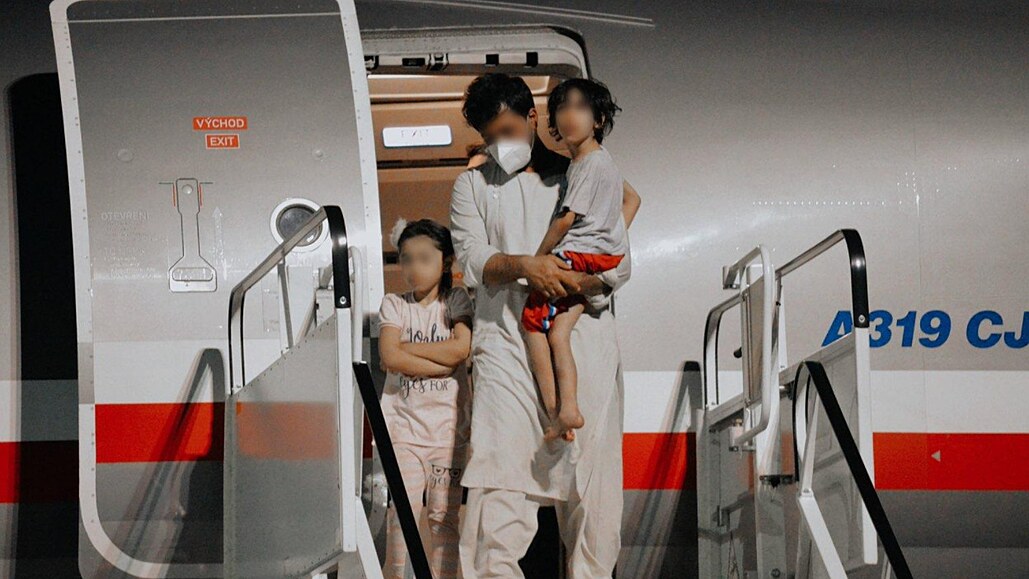 Mezi evakuovanými je mnoho rodin s malými dětmi. (18.8.2021