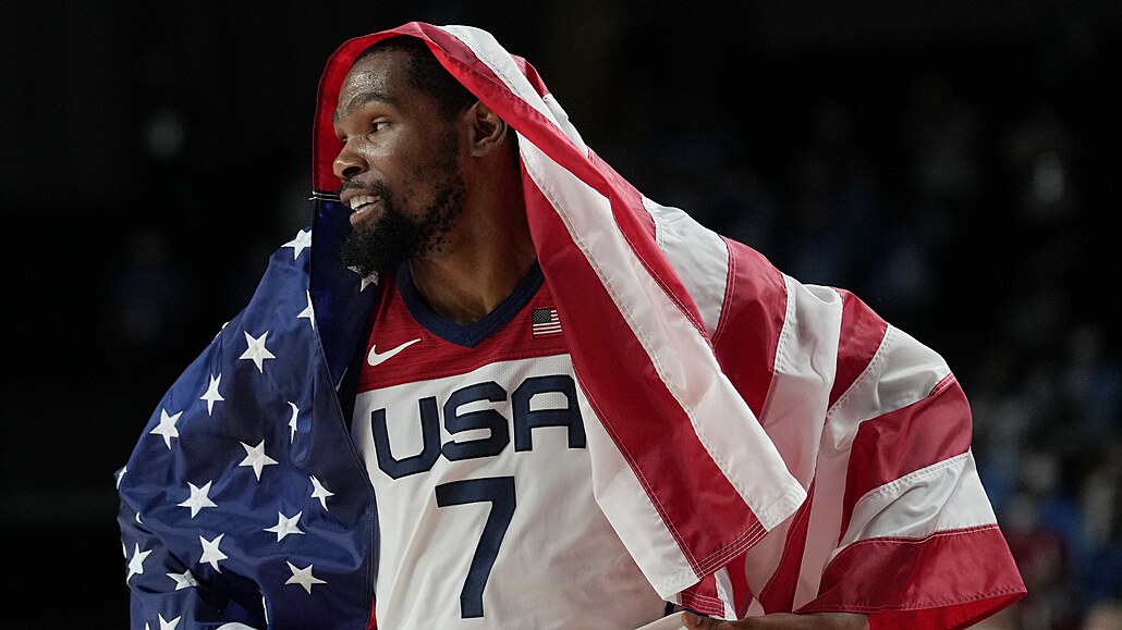 Americká hvězda Kevin Durant oslavuje své třetí olympijské zlato.