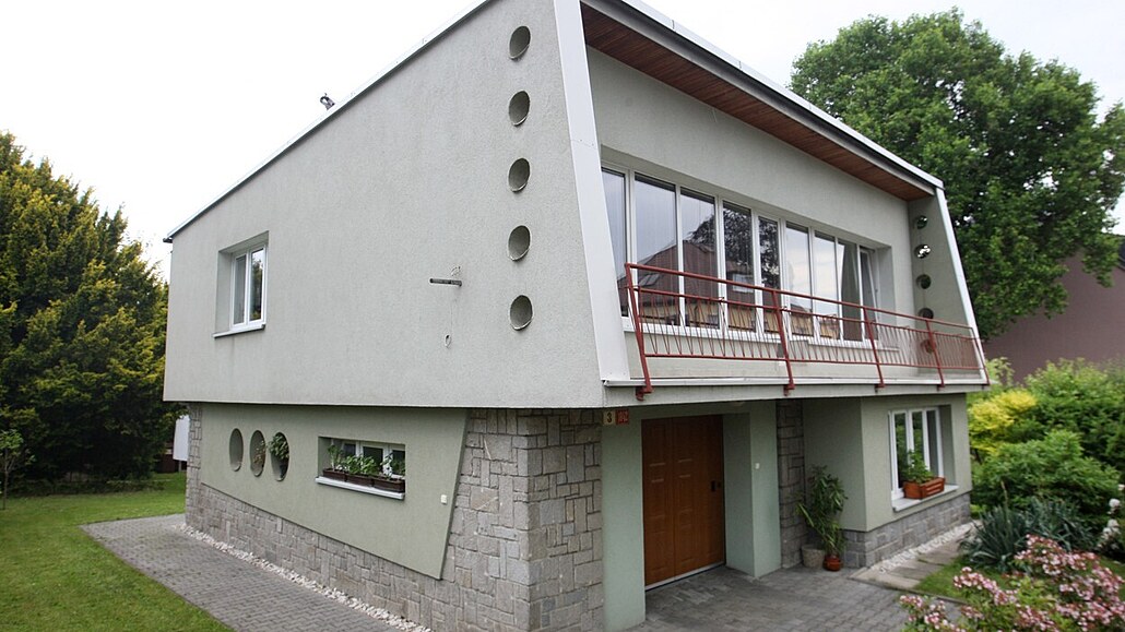 Balkon je po obou stranách ukon�en typickými �ikminami, �asto s kruhovými...