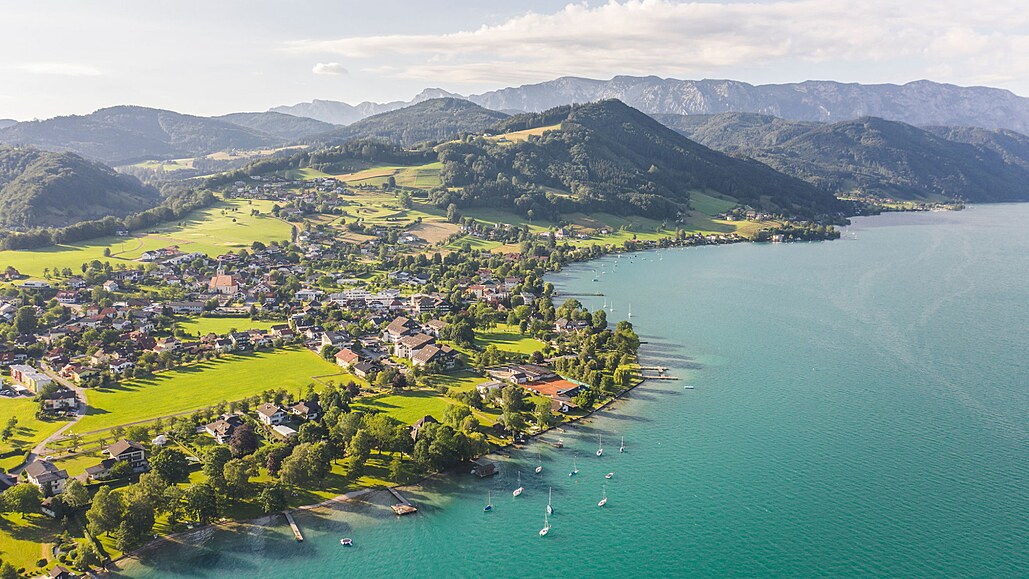 Jezero Attersee pohled na Weyregg