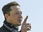 Šéf Tesly Elon Musk na obhlídce staveniště továrny automobilky u Berlína