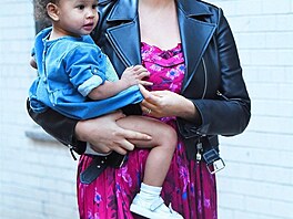 Modelka Chrissy Teigen se svou dcerou Lunou Legend.