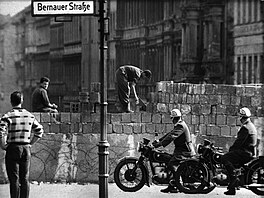 Snímek ze srpna 1961 ukazuje dělníky, kteří navyšují zeď v Bernauer asse v...