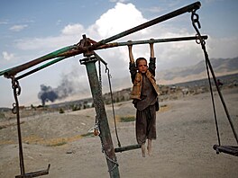 Afghánský chlapec na starém kolotoči na předměstí Kábulu (20. července 2015)