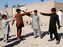 Afghánští chlapci si hrají v předvečer svátku íd al-adhá (15. října 2013)