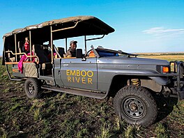 Prvodce v keské národní rezervaci Masai Mara Sylvester Mukenye vyuívá k...
