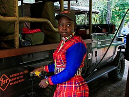 Průvodkyně v keňské národní rezervaci Masai Mara Gladys Kisemeiová připojuje...