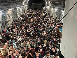 Dav 640 lidí evakuovaných americkým nákladním letadlem C-17 Globemaster III z...