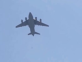 Nákladní letadlo americké armády evakuuje stovky lidí z Kábulu. Někteří se...