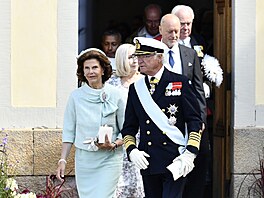 védská královna Silvia a král Carl XVI. Gustaf na ktinách vnuka prince...