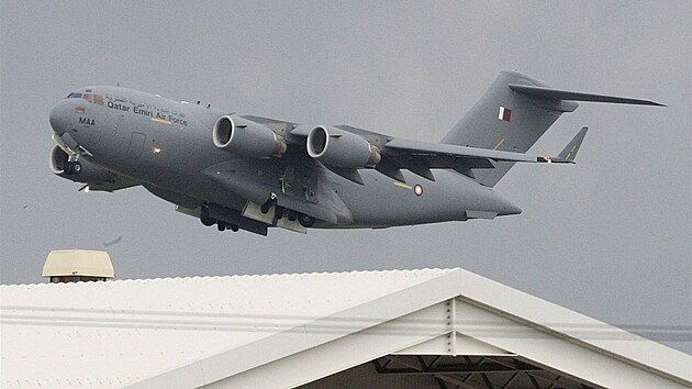 Katarský letoun C-17A Globemaster nad letitm v Larnace (22. bezna 2011)