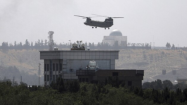 Helikoptéra Chinook evakuuje americkou ambasádu v Kábulu, kam v neděli vstoupili bojovníci Tálibánu (15. srpna 2021)