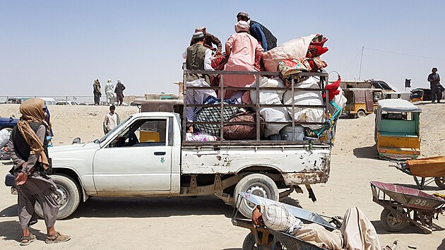 Plně naložené vozidlo na afghánsko-pákistánské hranici (18. srpna 2021)