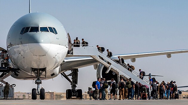 Američtí diplomaté evakuovaní z Afghánistánu nasedají na letadlo na základně Al Udeid v Kataru (17. srpna 2021)