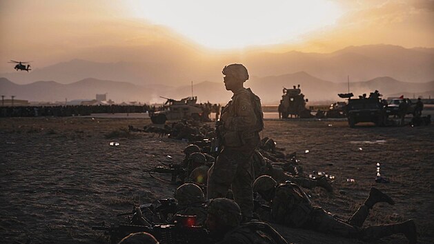 Američtí vojáci udržují perimetr na letišti Hamída Karzáího v Kábulu (18. srpna 2021)