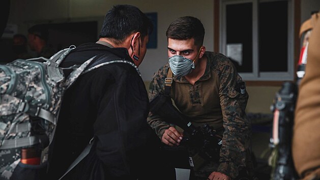 Američtí mariňáci provádějí evakuaci afghánských spolupracovníků USA z kábulského letiště (18. srpna 2021)