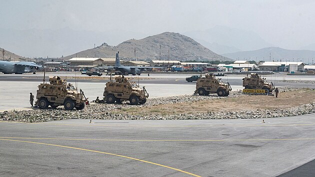 Američtí vojáci z 82. výsadkové divize udržují perimetr na letišti v afghánském Kábulu (18. srpna 2021)