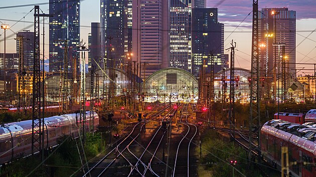 Odstavené vlaky ve Frankfurtu. Němečtí strojvůdci stávkují. (11. srpna 2021)