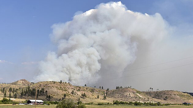 Na zem vce ne deseti stt na zpad USA dl zu lesn pory. Plameny se v poslednch hodinch nebezpen piblily k nkolika mstm na jihovchod sttu Montana, kde ady evakuovaly tisce lid. (11. srpna 2021)