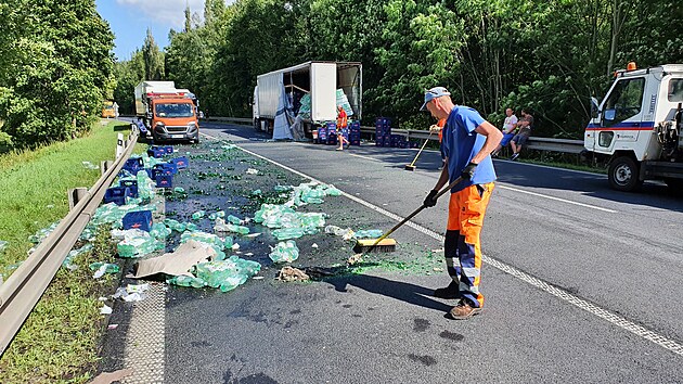 Pi dopravn nehod nkladnho vozu se na hlavn tah z Karlovch Var do Prahy vysypaly minerlky. (16. srpna 2021)