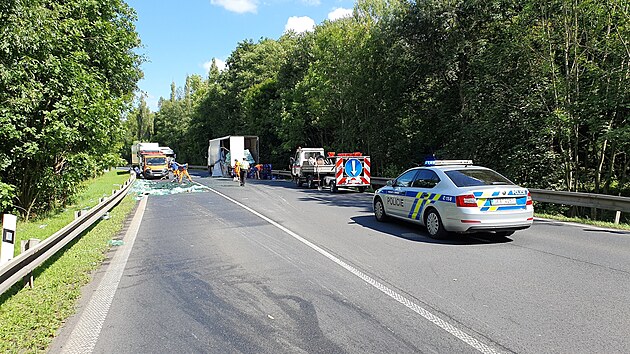 Při dopravní nehodě nákladního vozu se na hlavní tah z Karlových Varů do Prahy vysypaly minerálky. (16. srpna 2021)