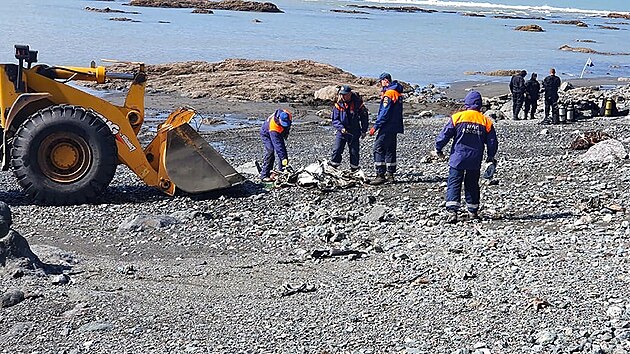 Na Kamčatce dopadl na hladinu Kurilského jezera vrtulník s 16 lidmi. Záchranáři zatím našli osm přeživších, po dalších pátrají. (12. srpna 2021)