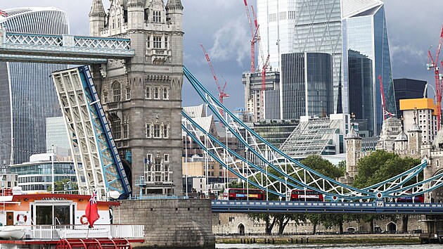 Zvedac londnsk most Tower Bridge se zasekl v oteven poloze, ob strany se podailo sklopit a po 12 hodinch. (9. srpna 2021)