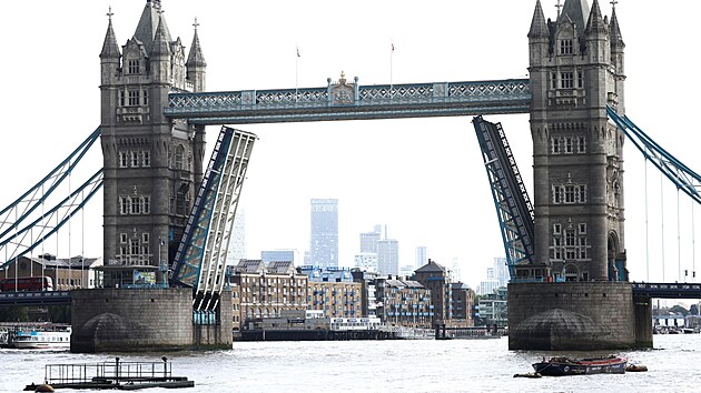 Zvedac londnsk most Tower Bridge se zasekl v oteven poloze, ob strany se podailo sklopit a po 12 hodinch. (9. srpna 2021)