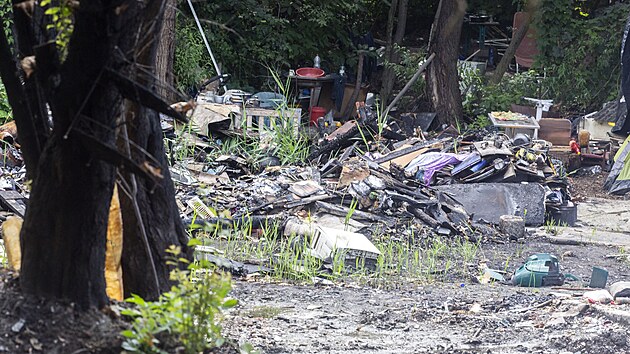 Olomouck� radnice uvolnila �tvrt milionu na likvidaci odpadu nahromad�n�ho v bezdomoveck� kolonii nedaleko Kl�tern�ho Hradiska. M�sto na konci �ervna zachv�til po��r, v dlouhodob�m pl�nu m�sta je v oblasti od Farmaku sm�rem k m�stu vybudovat park.