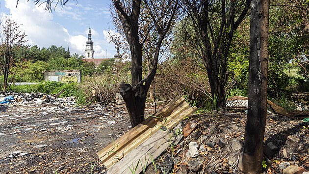 Olomouck radnice uvolnila tvrt milionu na likvidaci odpadu nahromadnho v bezdomoveck kolonii nedaleko Klternho Hradiska. Msto na konci ervna zachvtil por, v dlouhodobm plnu msta je v oblasti od Farmaku smrem k mstu vybudovat park.