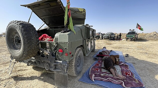 Afghánští vojáci spí nedaleko města Kandahár jihozápadně od Kábulu. (13. srpna 2021)