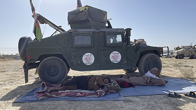 Afghánští vojáci odpočívají nedaleko města Kandahár jihozápadně od Kábulu. (13. srpna 2021)