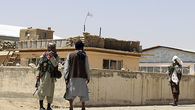 Bojovníci Tálibánu stojí na stráži ve městě Ghazní jihozápadně od Kábulu. (13. srpna 2021)