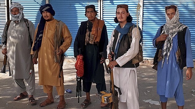 Bojovníci Tálibánu jsou na stráži ve městě Kunduz. (9. srpna 2021)