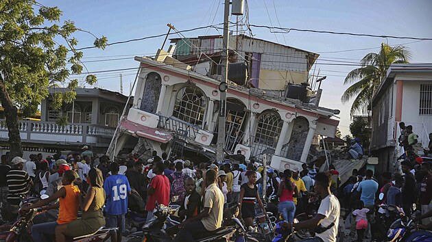 Domy v haitském městě Les Cayes poničené zemětřesením. (14. srpna 2021)
