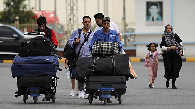 Lidé se snaží odletět z mezinárodního letiště v afghánském Kábulu. (14. srpna 2021)