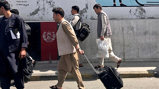 Lidé se snaží odletět z mezinárodního letiště v afghánském Kábulu. (14. srpna 2021)