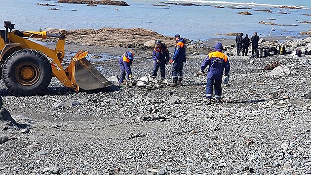 Ruští záchranáři pátrají po vrtulníku, který i s šestnácti lidmi na palubě spadnul do Kurilského jezera. (12. srpna 2021)