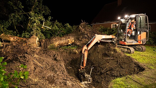 Nmeckou obec Grossheide ve spolkov zemi Doln Sasko zashlo pi siln bouce torndo. (16. srpna 2021)