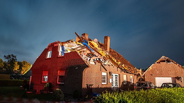 Německou obec Grossheide ve spolkové zemi Dolní Sasko zasáhlo při silné bouřce tornádo. (16. srpna 2021)